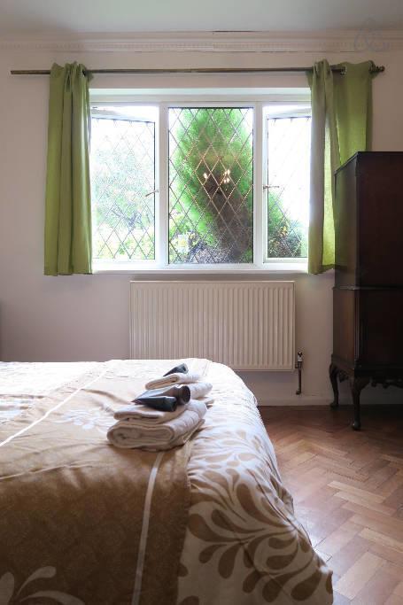 Guest House Ellipse - Whetstone Barnet Room photo